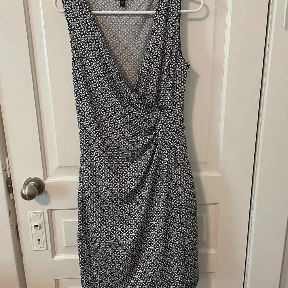 Jacob Black and White Sheath Mini Dress V-Neck Sleeveless